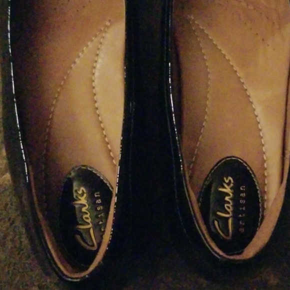 SIZE 81/2 PATEN LEATHER CLARKS ARTISAN DRESS SHOES - Picture 3 of 4